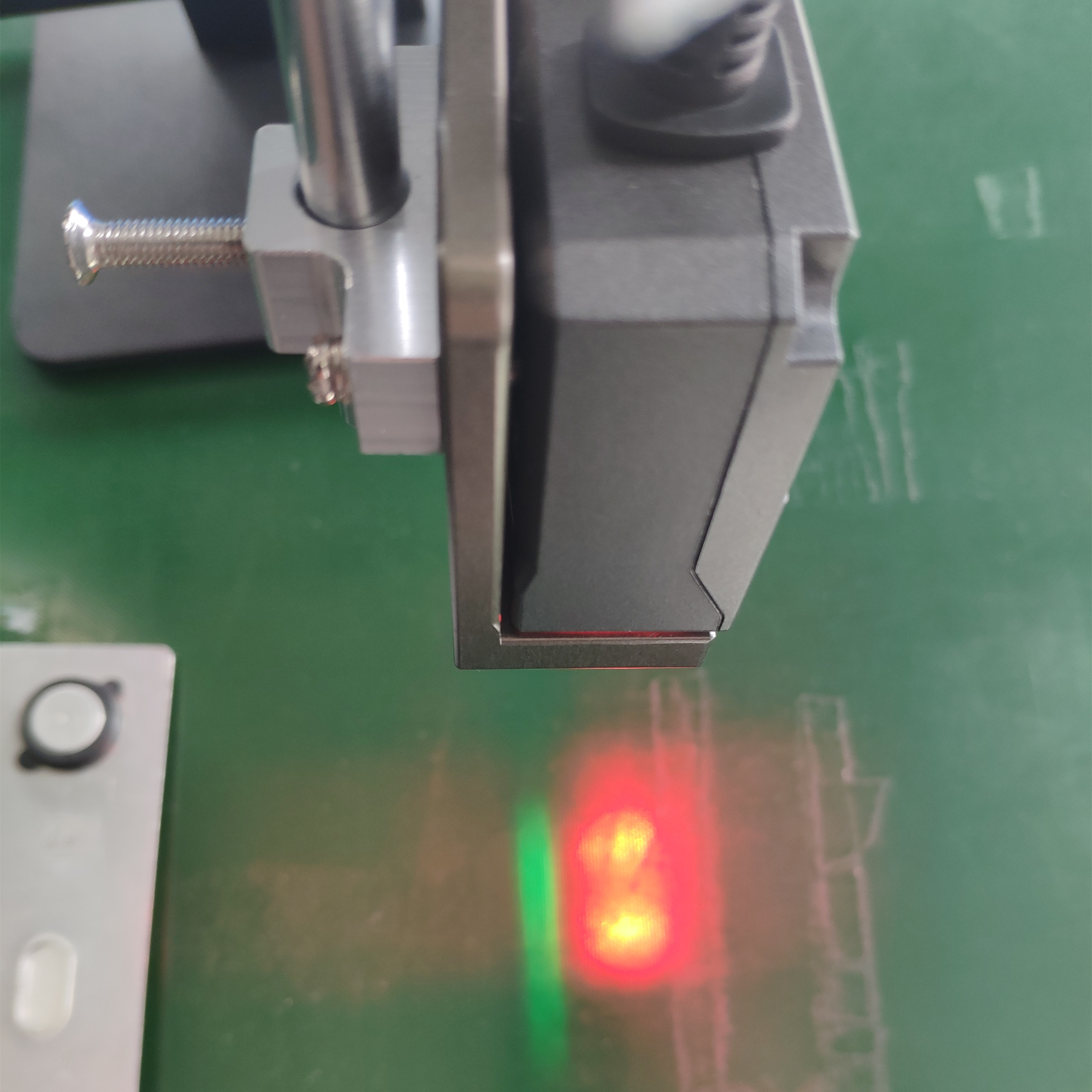 新大陆NLS-NVF200固定式条码扫描器拥有红光、绿光对焦职能